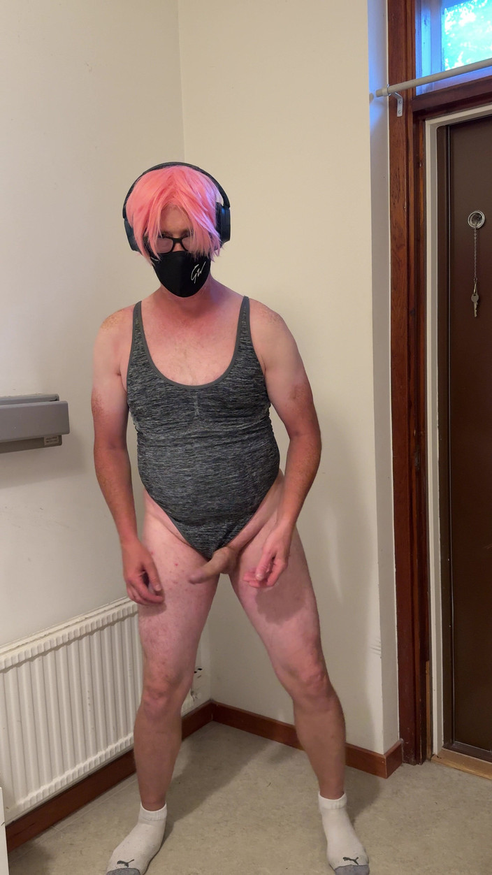 Julia Trans: Trany шлепает задницу, яйца, мастурбирует и кончает для папочки