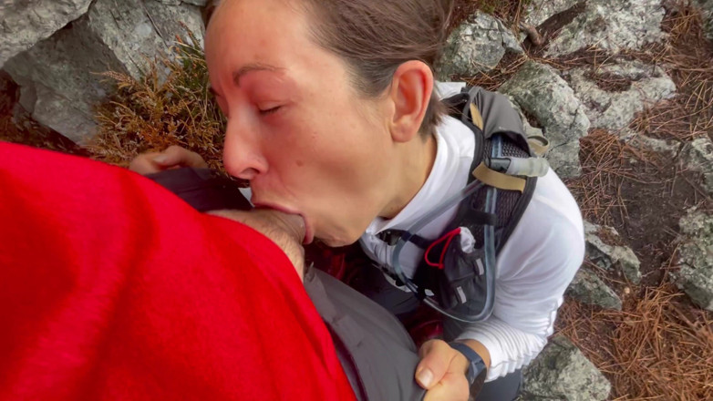 Dazzlingfacegirl: Zuig vreemde pik in het bos en slikte haar sperma...
