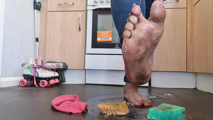 Simp to my ebony feet: Čištění podlahy špinavými chodidly