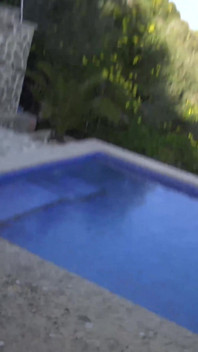 Si conoscono da 10 minuti e scopano sotto il portico sotto il sole di Maiorca