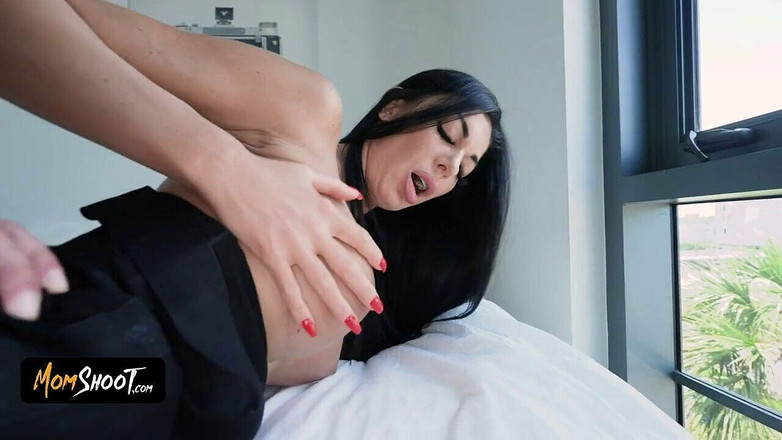 Mylf Official: 大奶熟女crystal rush照顾她的继子