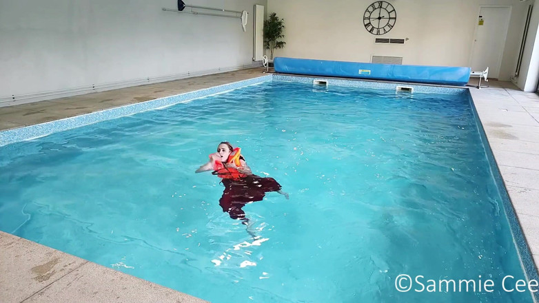Sammie Cee: Lifejacket gaun sepanjang malam