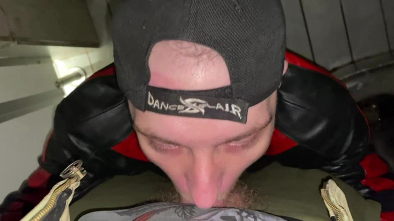 KinkySirius: Чав Скаллі Кінкісіріус засмоктує громадський туалет станції разом із шкіряним ведмедем