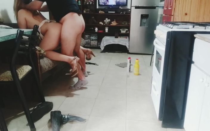 Activecouplearg: Sexy služka šuká šéfa a skončí pokrytá mrdkou