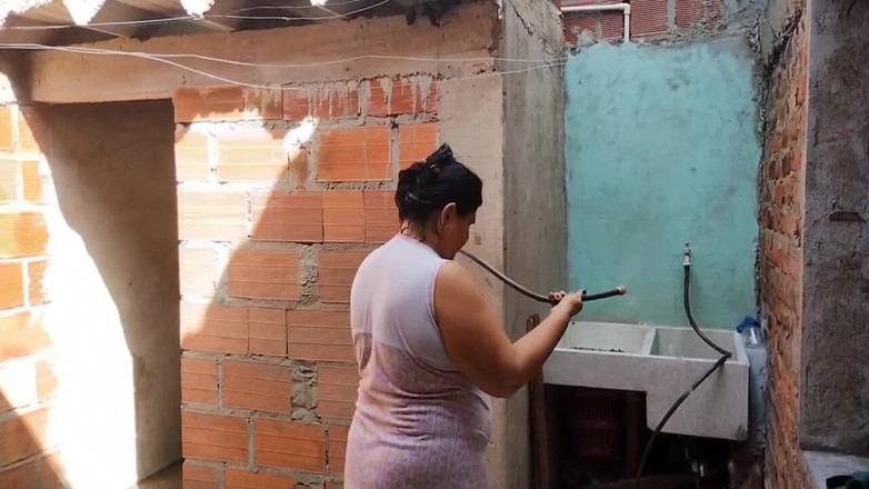 Adribella69: Моя зведена сестра приймає ванну в моєму будинку і просить мене про допомогу, і я закінчую тим, що трахаю її велику дупу