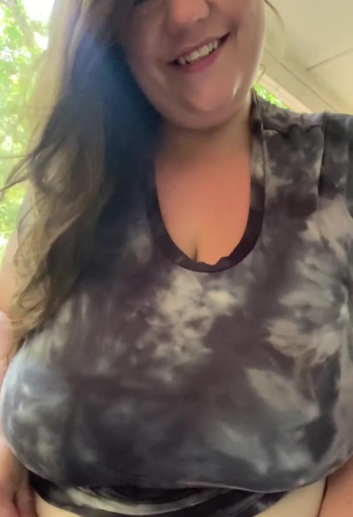 420bettyboobs: Slo-mo Titty Drop. Šťastný pátek Hunnies !!