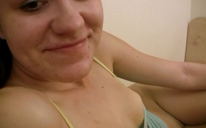 LTG sex movies: Kristen succhia e ingoia davanti a una telecamera