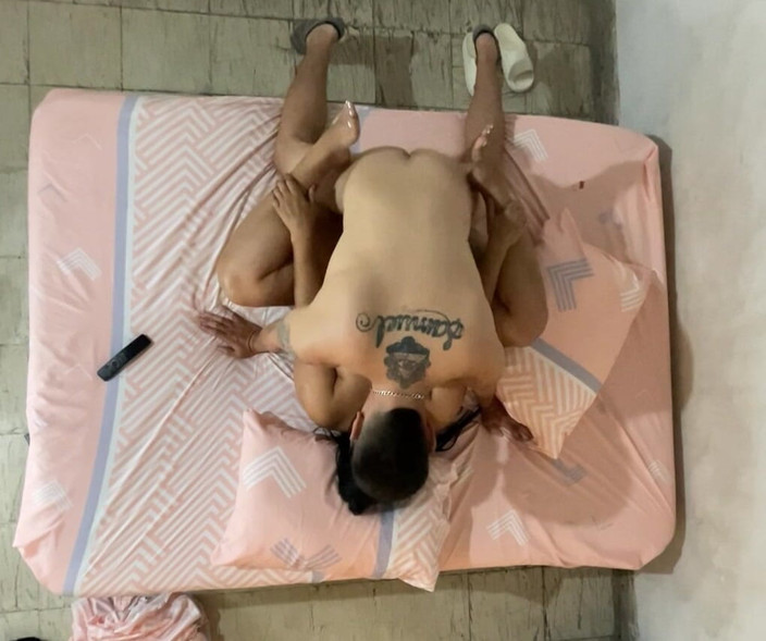 Monozion: Avec une latina tatouée