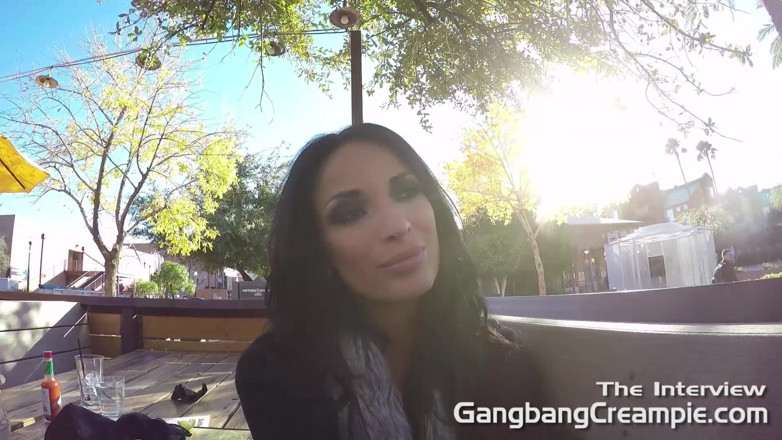Aziani: Si semok anissa kate lagi ngomongin kehidupan seks, fantasi, dan...