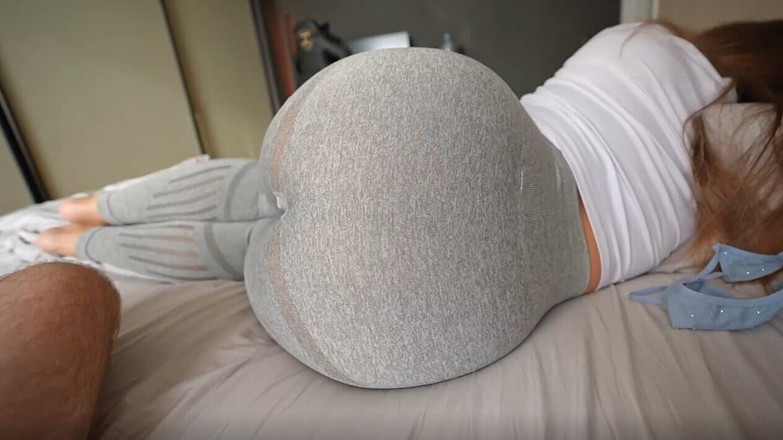 Booty_assx: Зведена сестра зловила мене за дрочінням, і я трахнув її через отвір в її легінсах