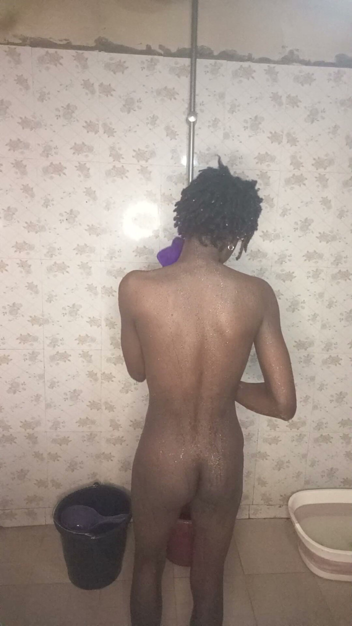 Dwuxxx: وقت الاستحمام مع Dwuxxx