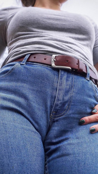 Milf plaagt haar grote cameltoe in een blauwe spijkerbroek buitenshuis