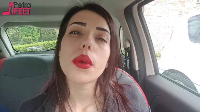 Smokin Fetish: Petra, frumoasă, fumează în mașină