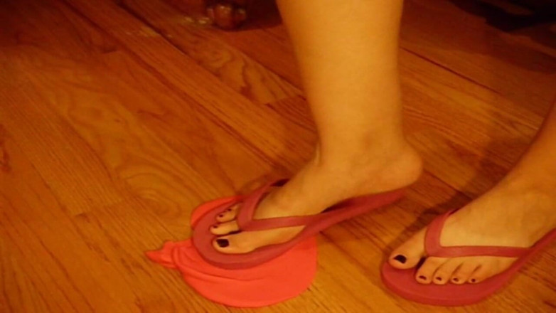 Sexy Amateurz: Playdough crushing