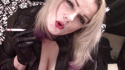Smoke Temptress Annie Vox - Smoking Fetish: Virginia lebih dekat langsing 120 pakai jaket kulit dan sarung tangan...