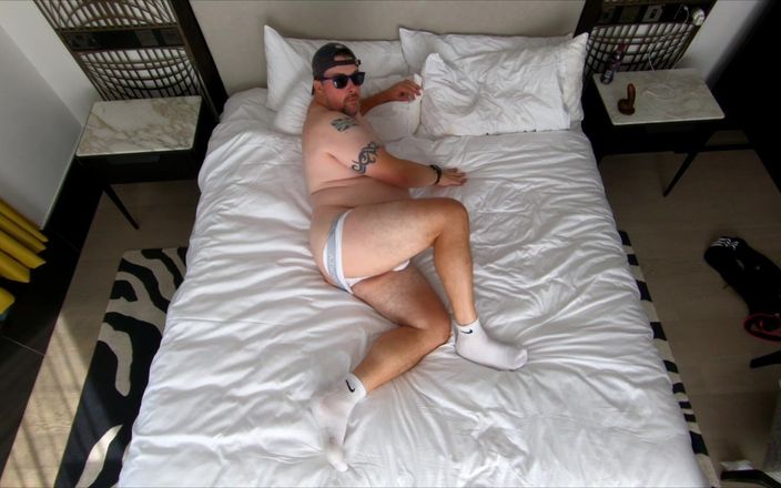 uktattooedchub74: Punheta curta com meias brancas e porra