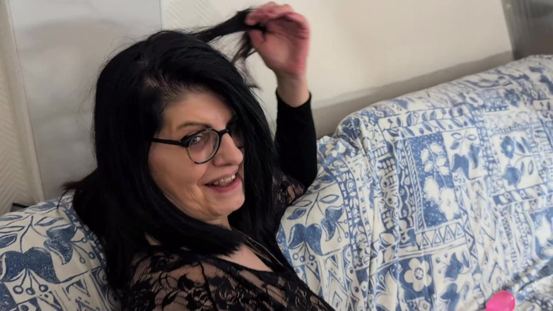 Matureandco: Sarah, 55, Reveals She's a Big Pig