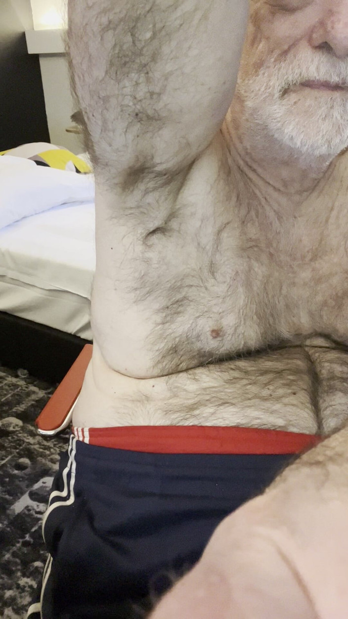 Coach Karl dude lodge: Trainer Karls pelzige achselhöhlen