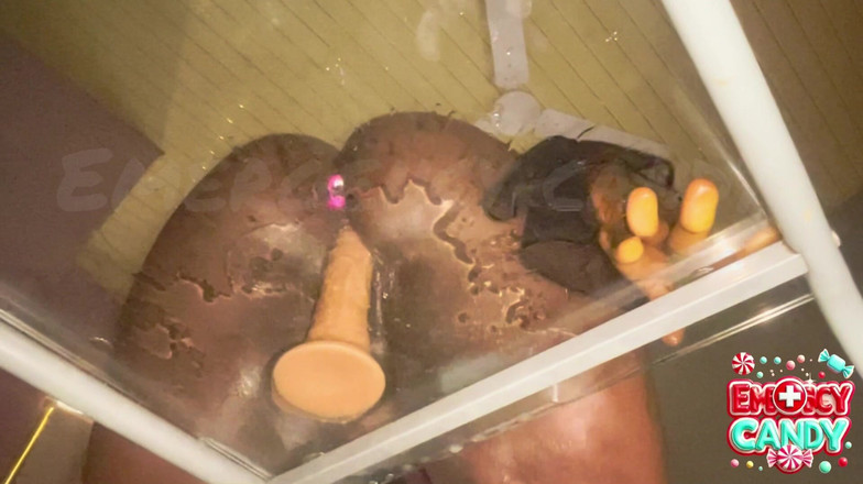 May1111: このテーブルの上で息を切らして自分を犯すのを見ている