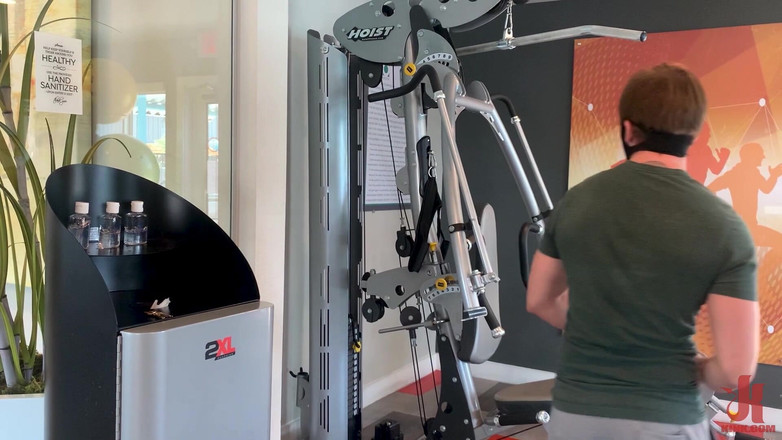 Kinky Bites Gay: Plan cul à la salle de sport : le nouveau venu Luke...