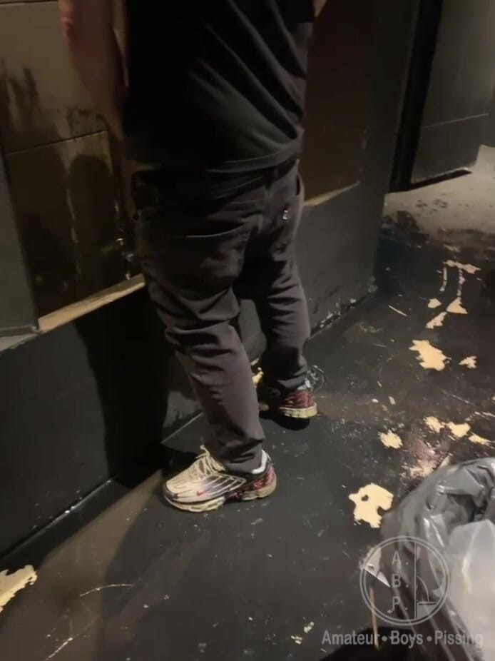AmateurBoysPissing: Il Ragazzo Entra Nel Bagno Del Club E Cattura Un...