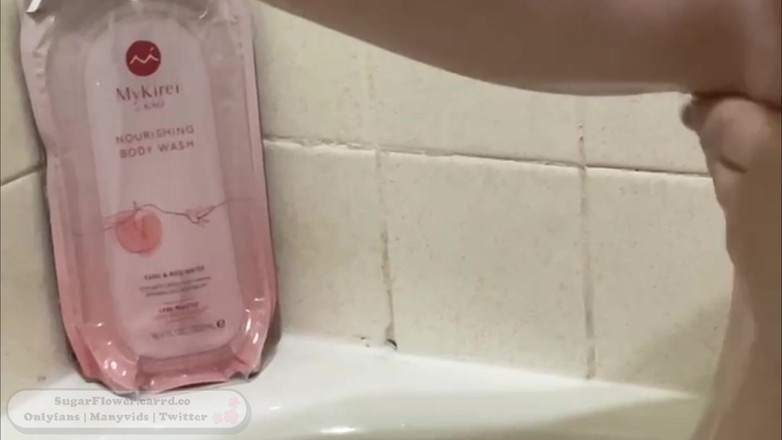 SugarFlower: 刮我丰满的身体：腿、腋窝和阴户