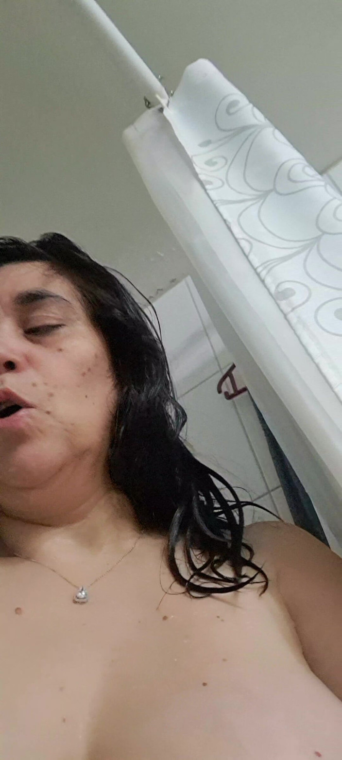 Mommy big hairy pussy: Mutter nimmt ein bad, um ihre heiße muschi abzukühlen