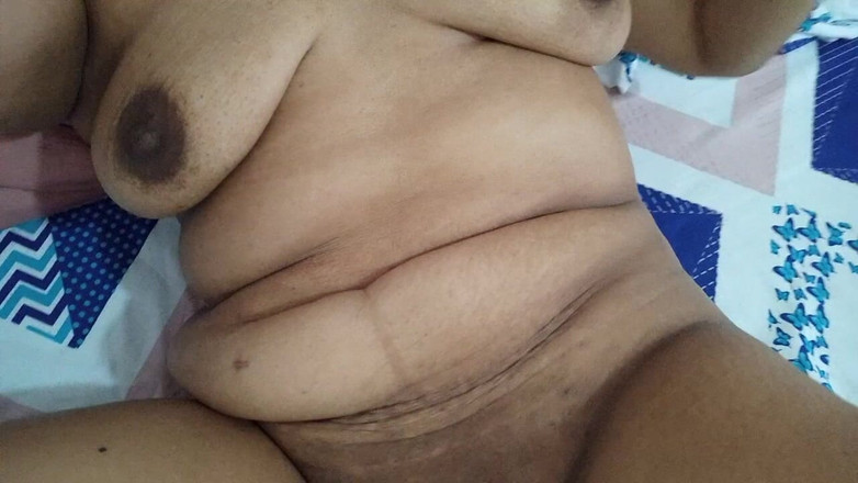 PATY PATY: Une salope en chaleur s’excite en montrant sa chatte mouillée...