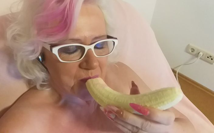 PureVicky66: Horny Granny Sucks and Fucks a Banana