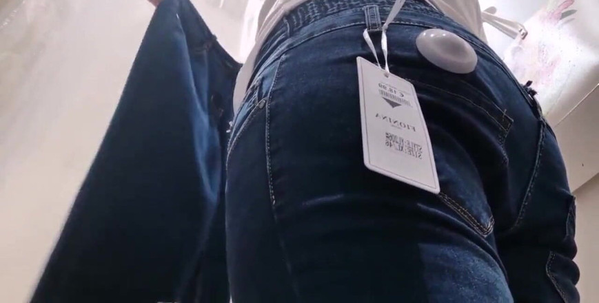 Nicoletta Embassi: Italianca ta curvă încearcă blugii în timp ce poartă un dop în cur