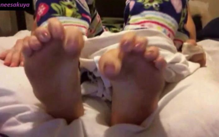Renee Sakuya: Lavar los pies extremadamente sucios con la mano
