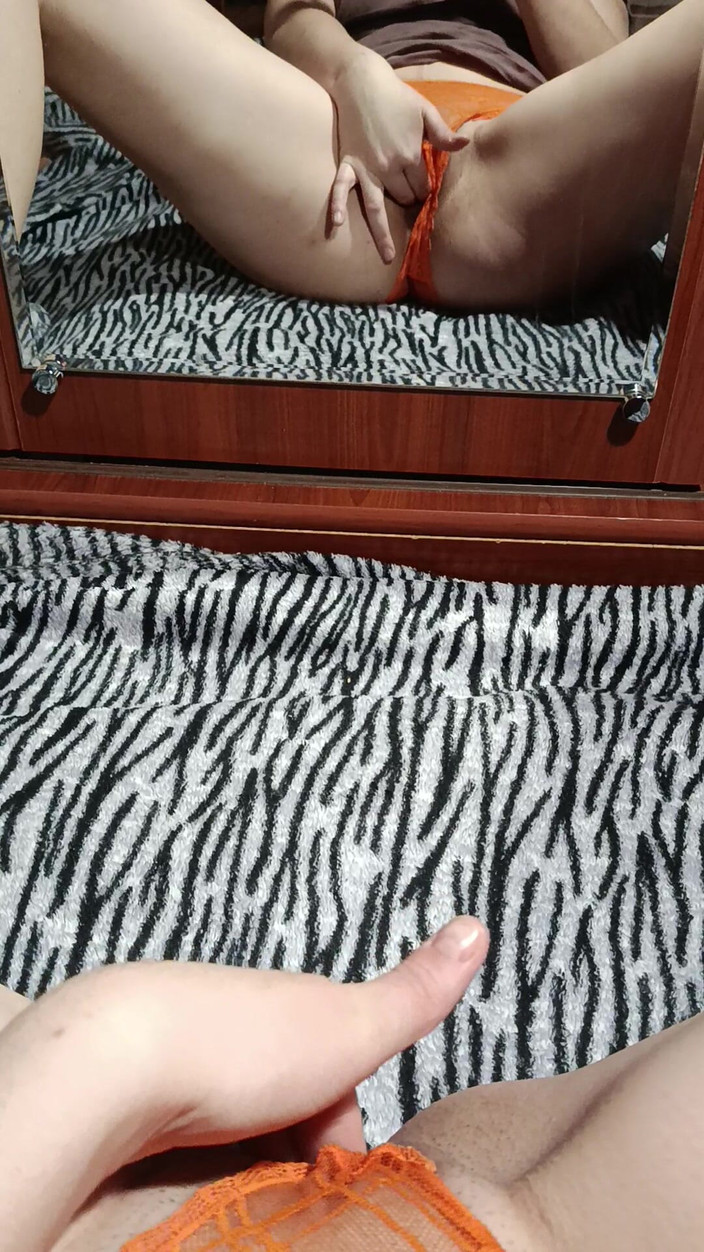 OniSoi: Melancap buatan sendiri di hadapan cermin tanpa menanggalkan seluar dalamnya