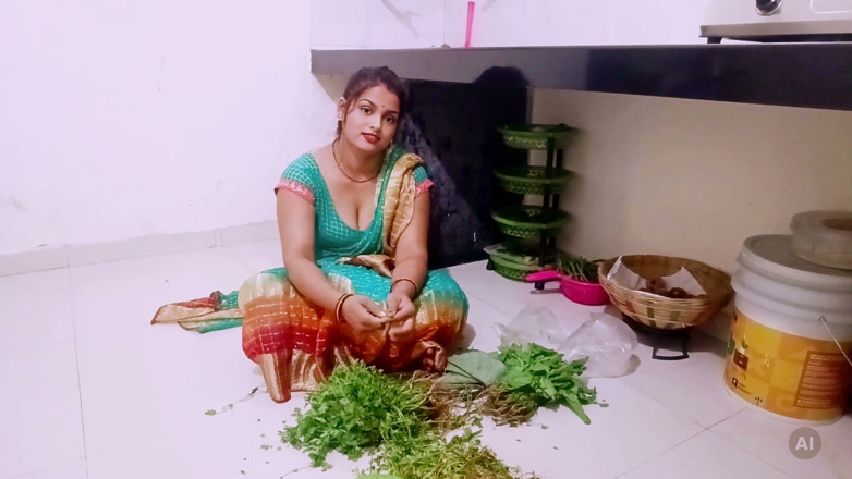Riyagueen: Riya Bhabhi estava cortando vegetais na cozinha, o garoto foi...
