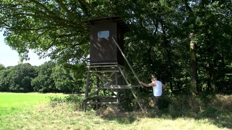 German Porn: Sarışın Dövmeli Genç Kız açık Havada Çifte Sikiş Şenlik