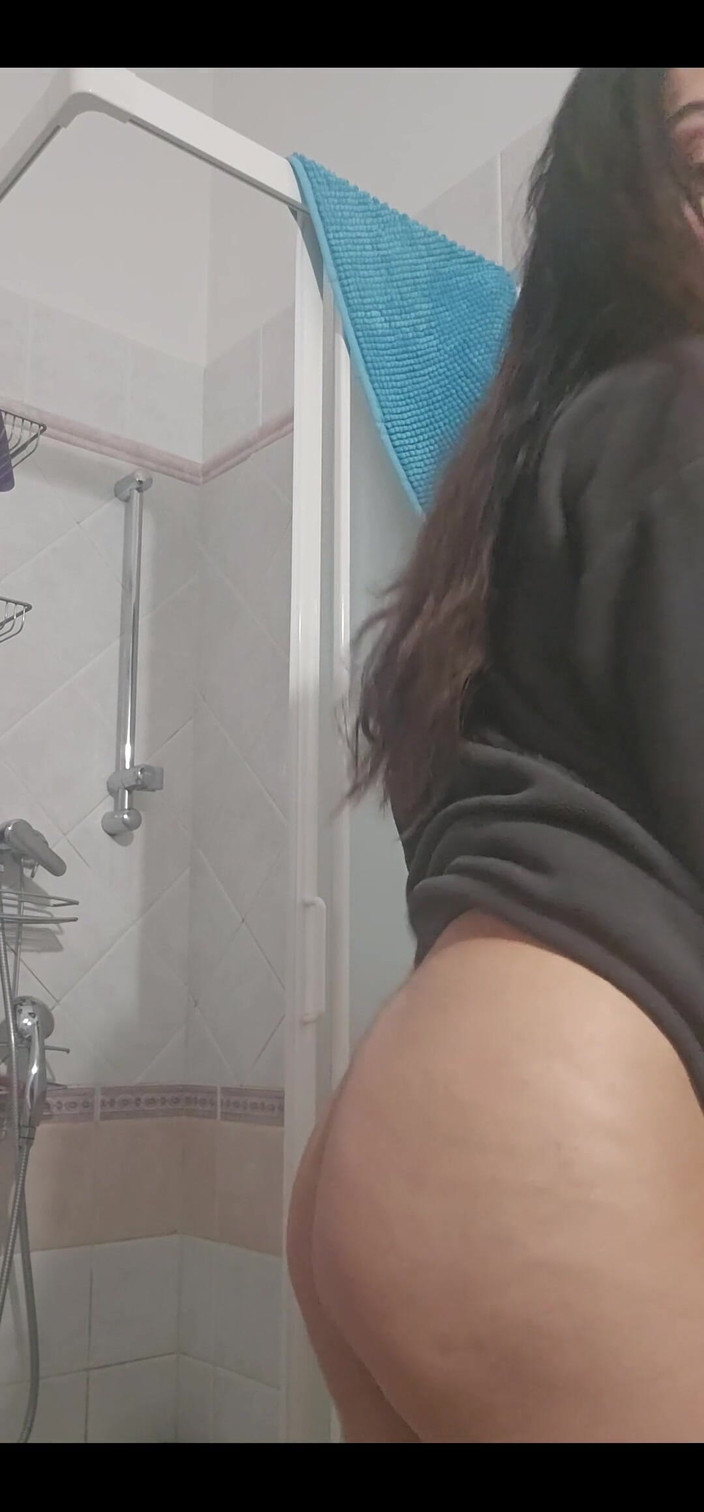 Only Maya: 샤워하는 배관공이 필요하고 더 이상 아무것도 작동하지 않습니다.