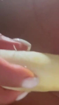 Monika Fox metió una banana en el coño y el culo