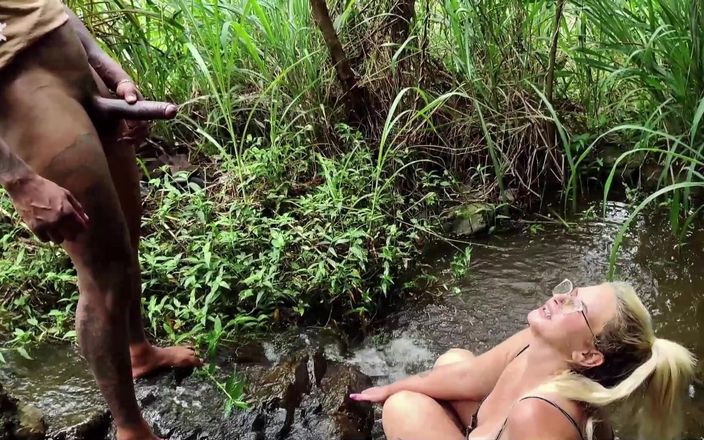 Tiffany Montavani: Sexo salvaje en la cascada, con fisherman 100% anal b ... A...