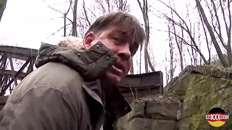123XXX - Fucked Amateurs in Germany!: かわいいブルネットは雨の中で吸ったりセックスしたりするのを気にしない