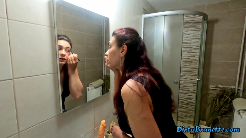 Dirty Brunette: La moglie arrapata si trucca prima di una scopata appassionata