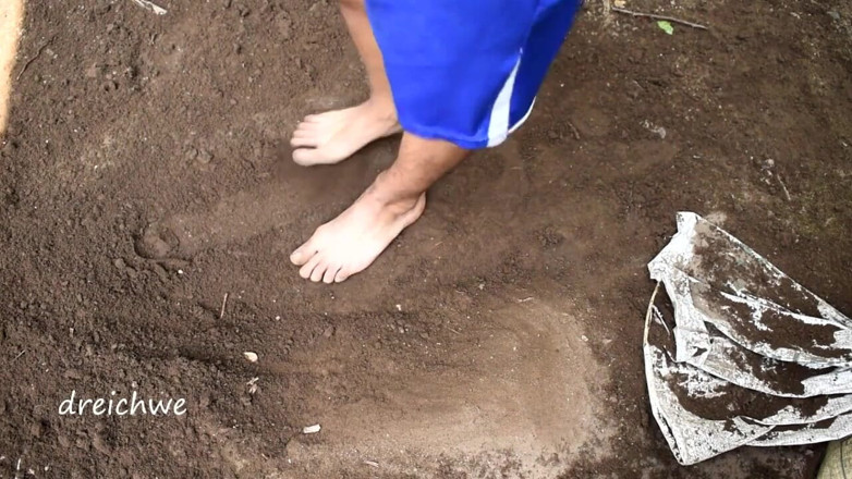 Dreichwe: Digging with the feet