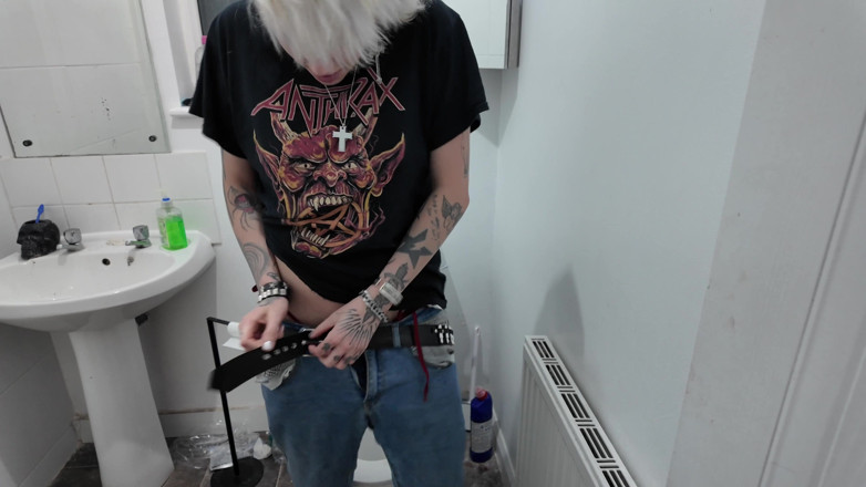 Glitterqueen1999: Pee Desperation