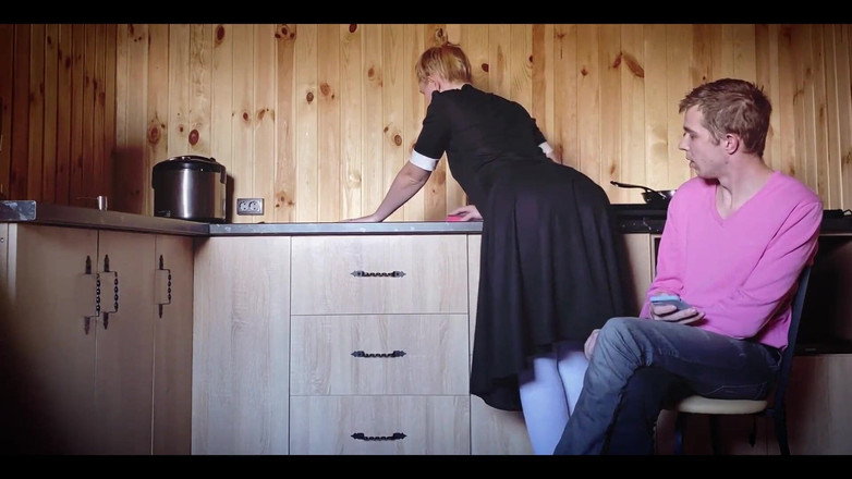 SweetAndFlow: La cameriera sexy con un grosso culo viene scopata durante...