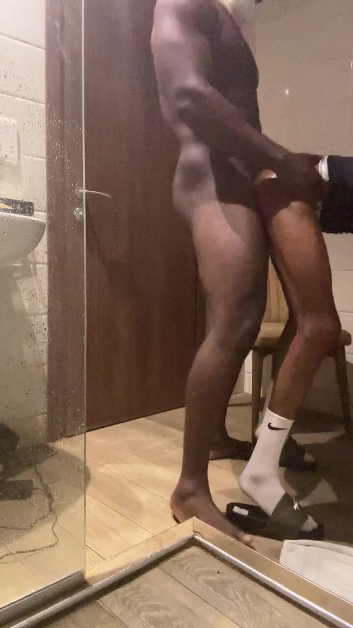 YungthugM: 在俱乐部的直男保镖干了我的菊花