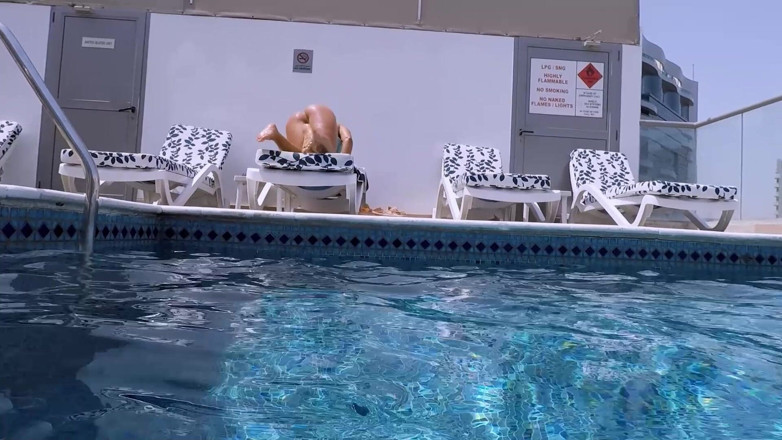 Chokobanana: Fodi um estranho que acabei de conhecer na piscina pública!