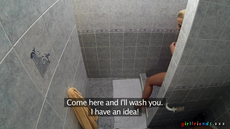 Girlfriends XXX: Kız arkadaşlar xxx - iki ateşli kız duşta birbirlerini parmaklıyor