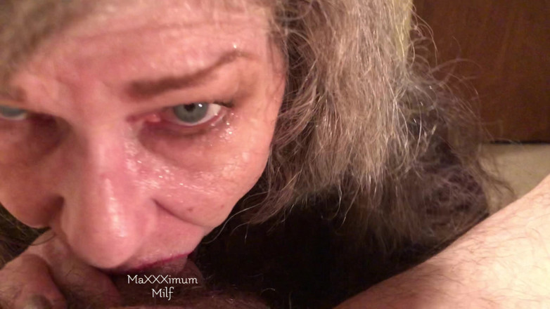 MaXXXimumMilf: セクシーで成熟したホットなフェラチオと飲み込みながらディルドに乗る!マキシムミルフ