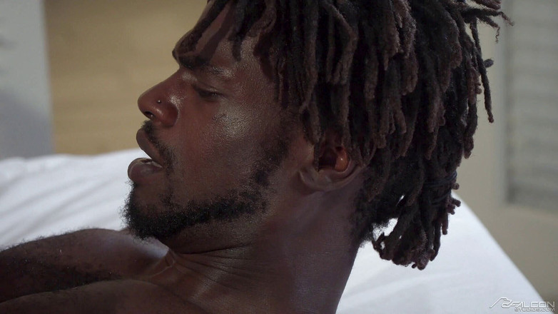 Falcon Studios: FalconStudios - Ebenový táta najde bf nahou v posteli