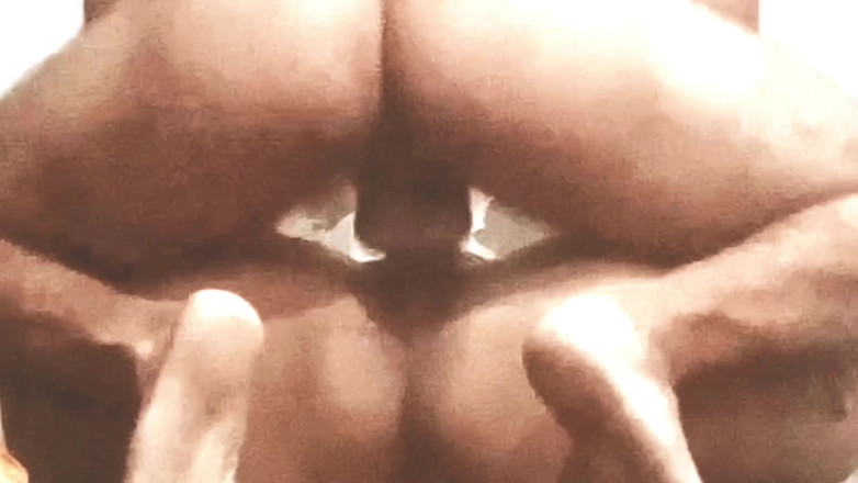 Joya Malik: भारतीय भाभी जोया की देवर द्वारा जोरदार चुदाई, भाभी, मेरी गांड जल रही है।