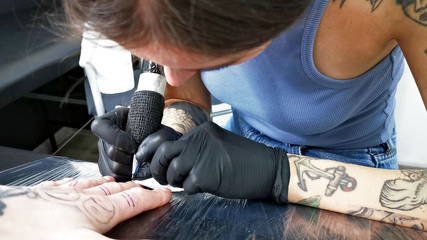 Ghomestory: Làm tình thực sự với một nghệ sĩ xăm mình!...