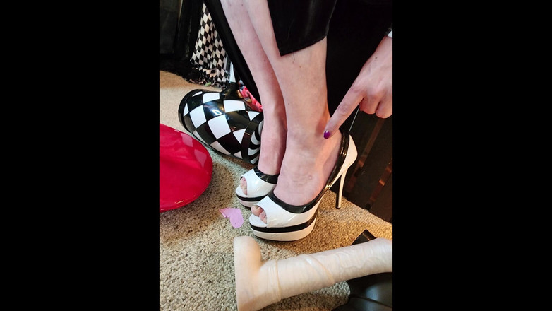 Miss Lacy Duval: Поклоняйтеся моїм ногам